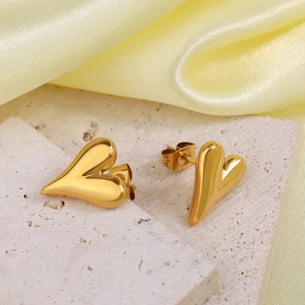 Gold Heart Stud Earrings M392